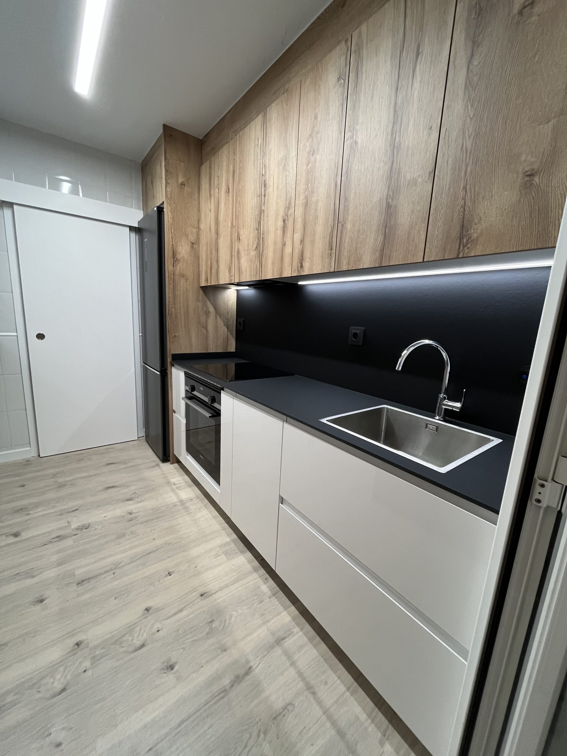 ag carpinteria a medida cocina a medida la roca del valles cocina de alta calidad con uñeros blanco brillo y madera,muebles 19mm ,iluminacion led cocina