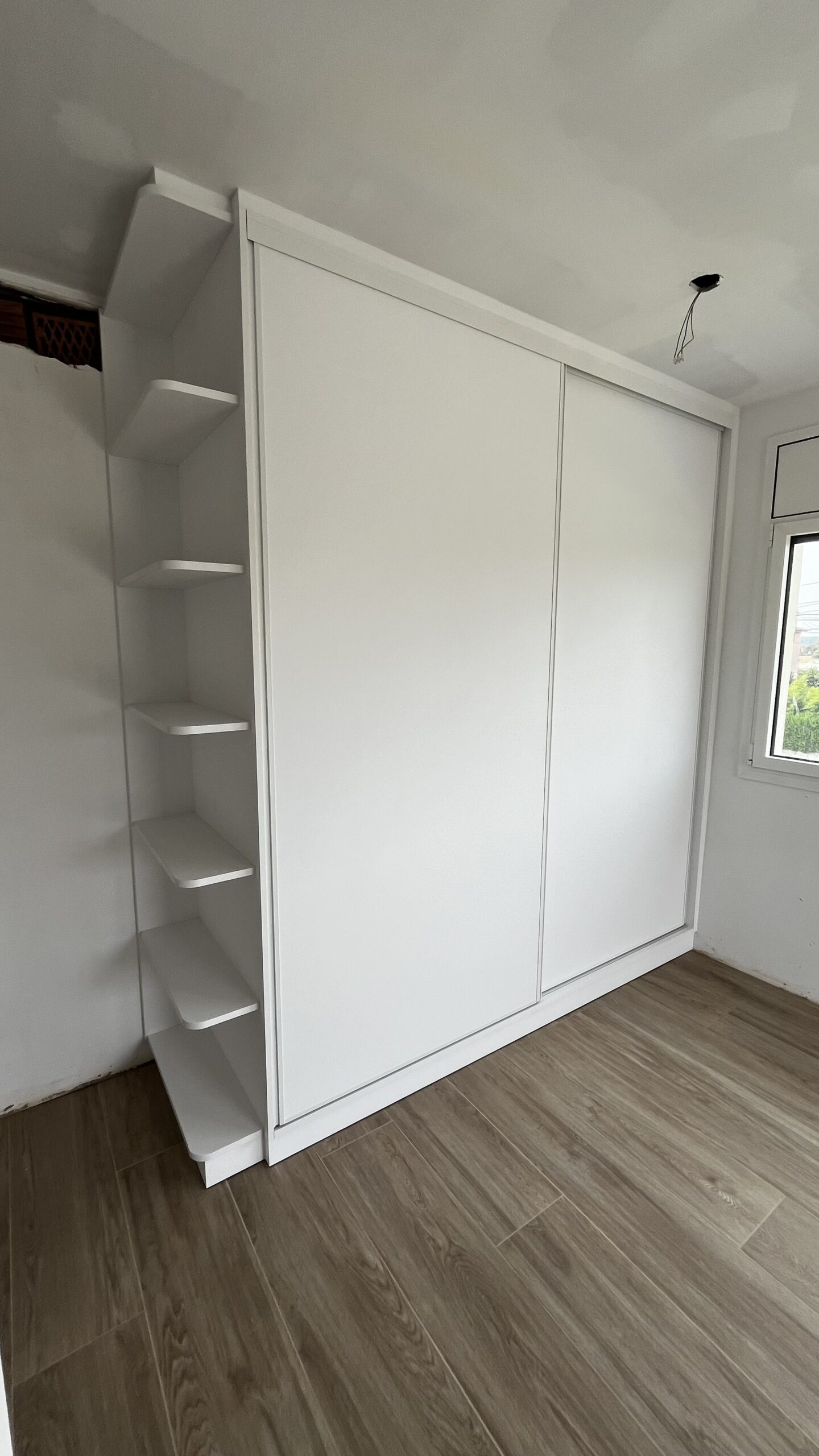armario a medida con puertas correderas
