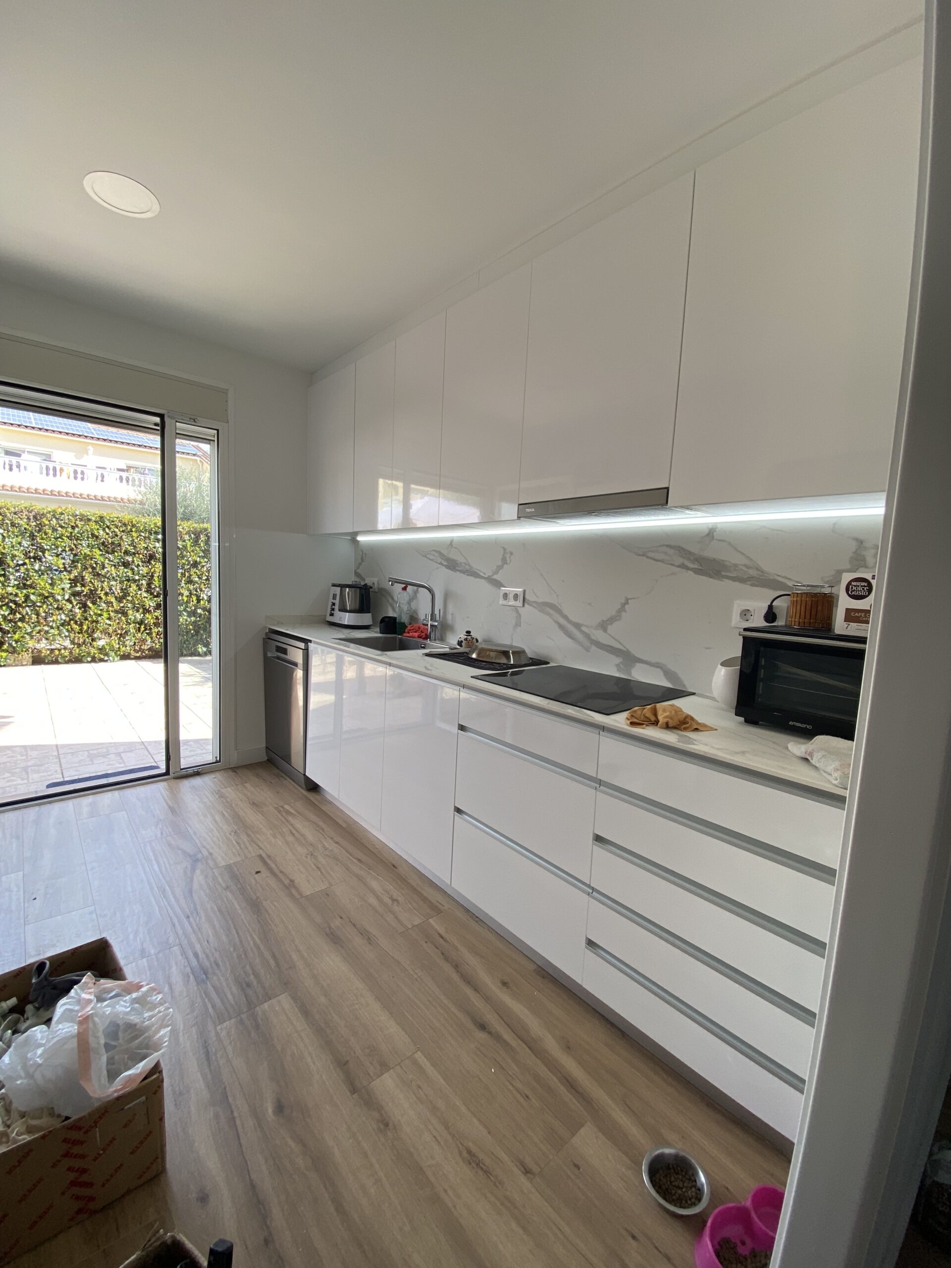 Cocina Blanco Brillo con Uñero aluminio Plata 2